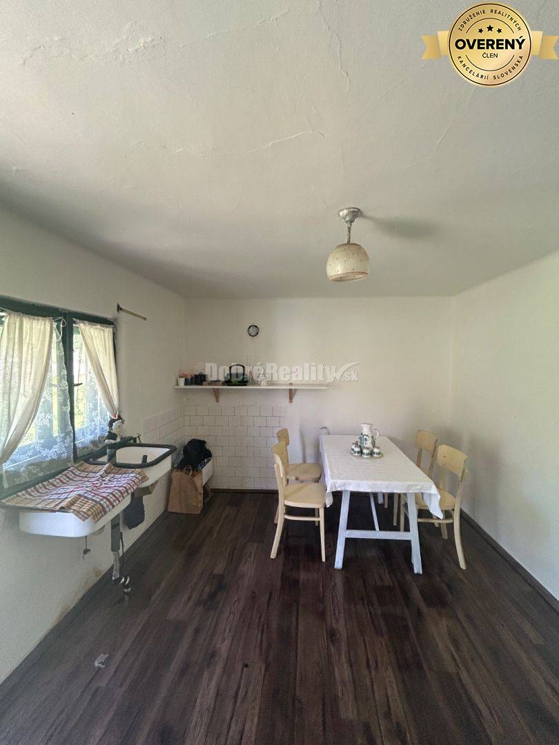 Exkluzívne, pozemok pri Váhu s malou chalúpkou, murovanou pecou a pivn