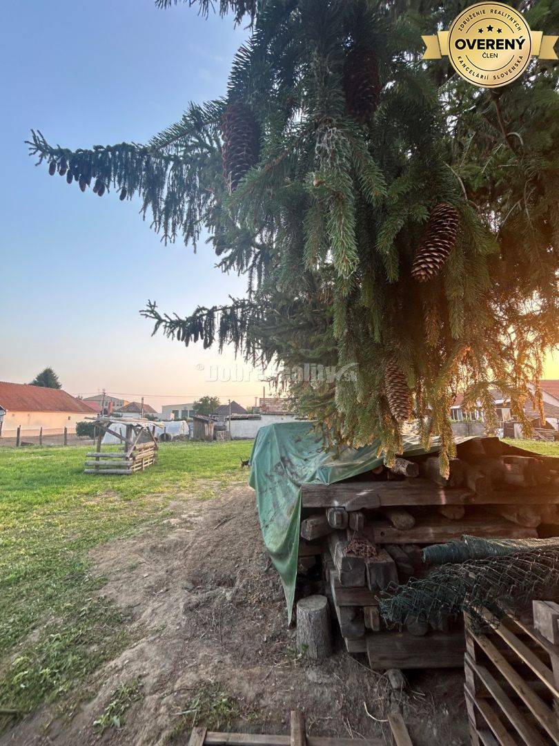 Exkluzívne, pozemok pri Váhu s malou chalúpkou, murovanou pecou a pivn