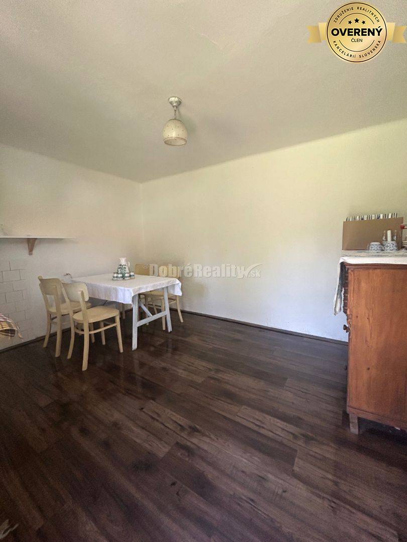 Exkluzívne, pozemok pri Váhu s malou chalúpkou, murovanou pecou a pivn