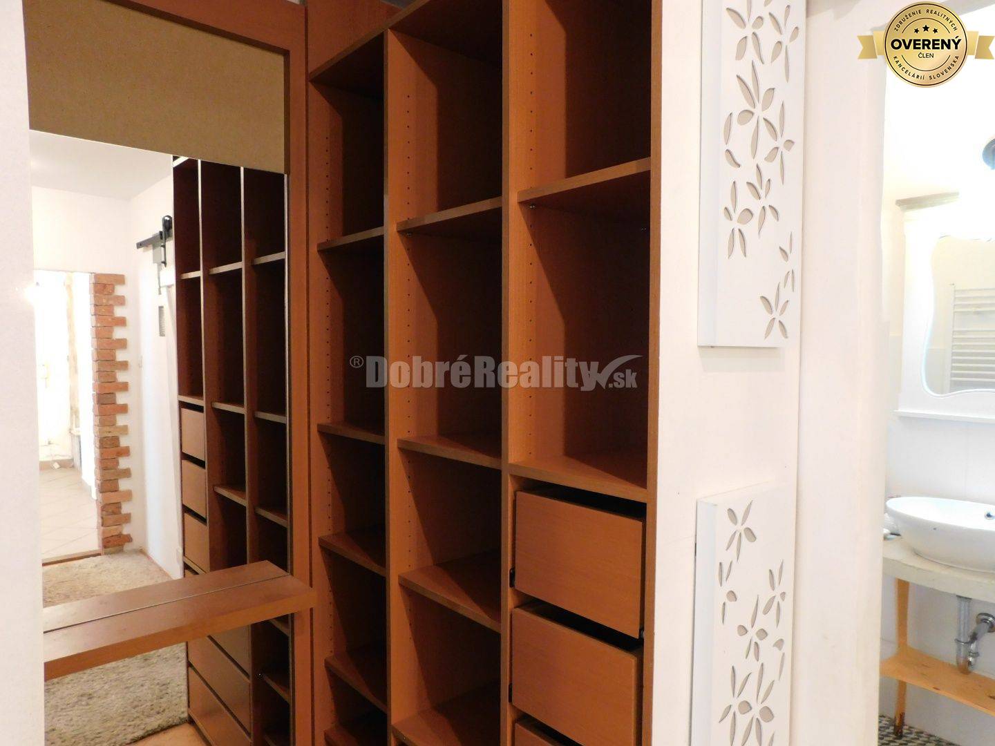 Ponúkame Vám na predaj priestranný, zrekonštruovaný 3-izb. byt vo vidi