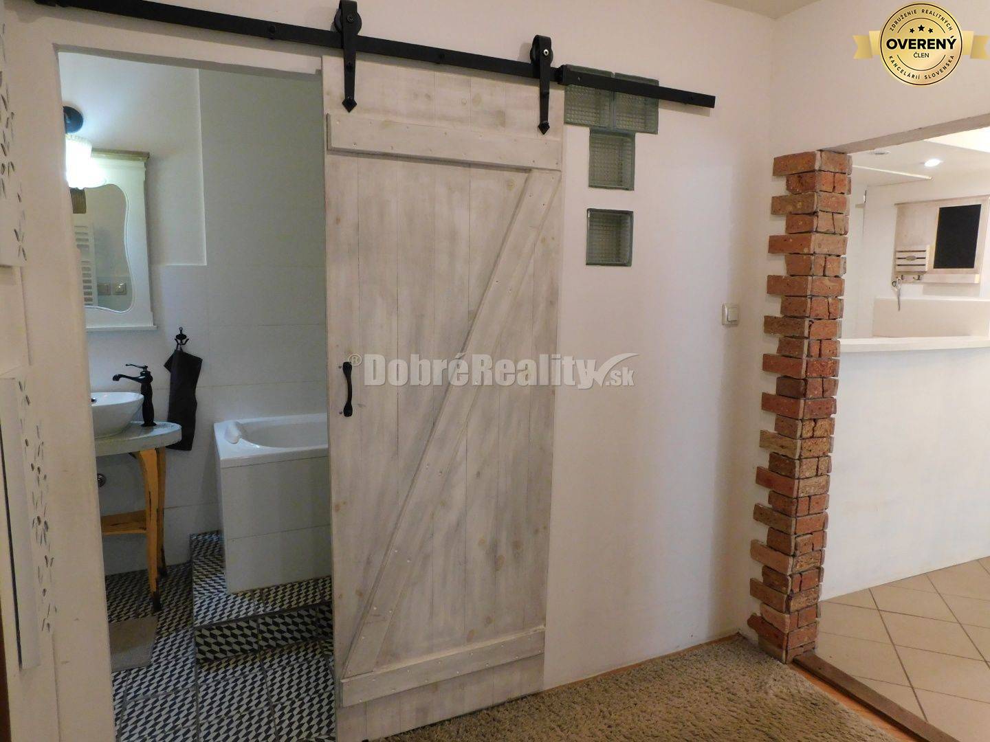 Ponúkame Vám na predaj priestranný, zrekonštruovaný 3-izb. byt vo vidi