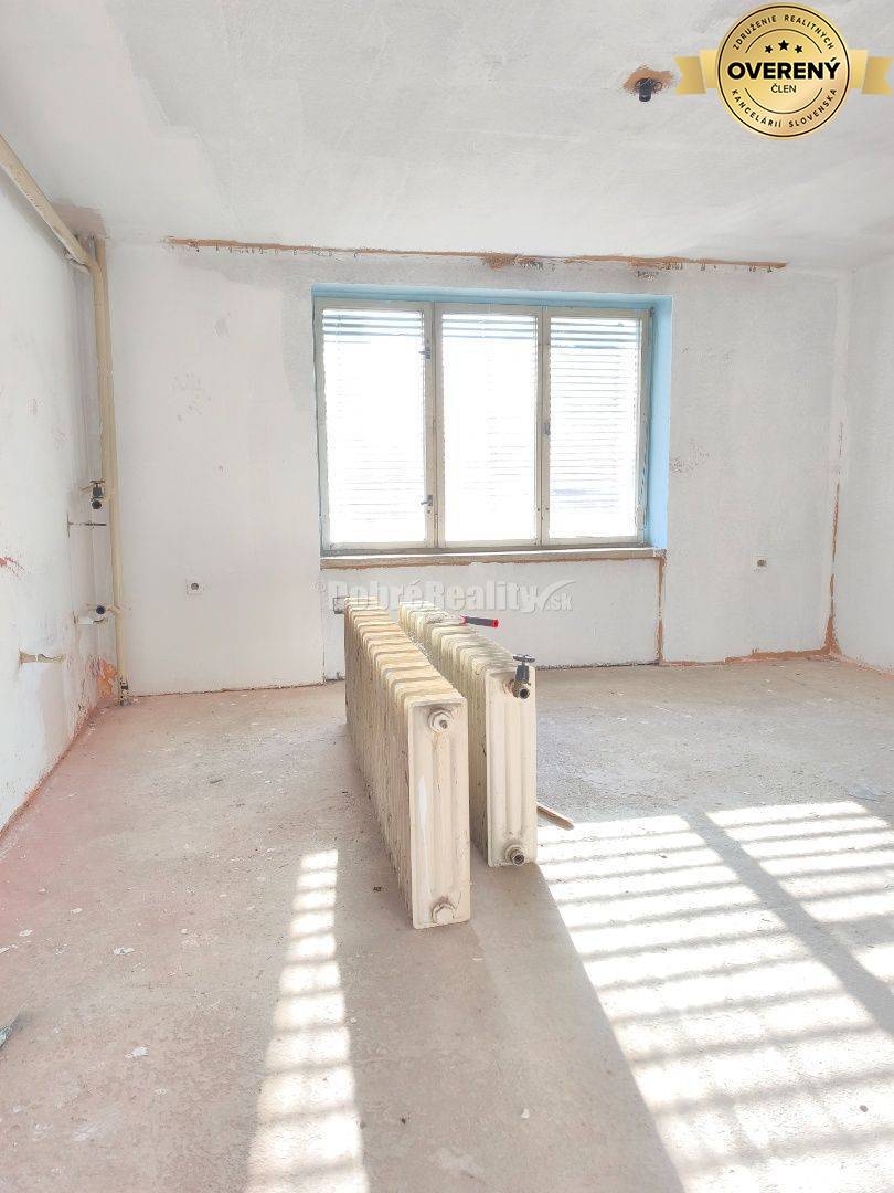 Priestranný ,slnečný rodinný dom v pôvodnom stave , vhodný na rekonštr