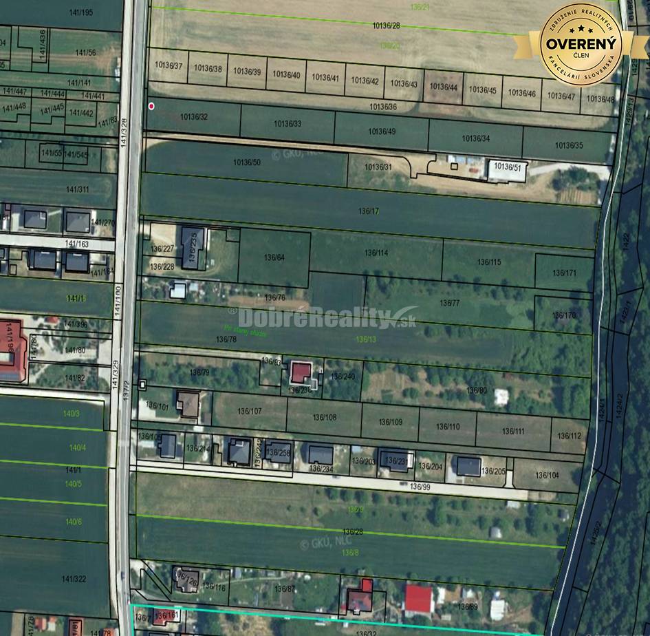 Jedinečný pozemok pod lesom v obci Sokolovce 675m2 – tiché miesto s ve