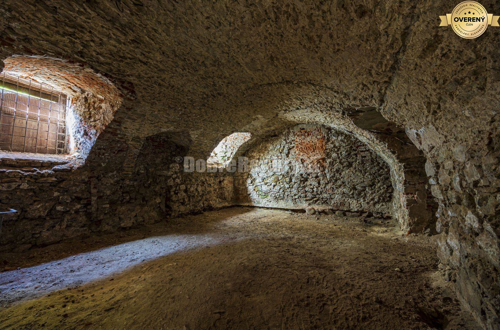 PREDAJ - investičná príležitosť - historocká budova Banská Štiavnica -