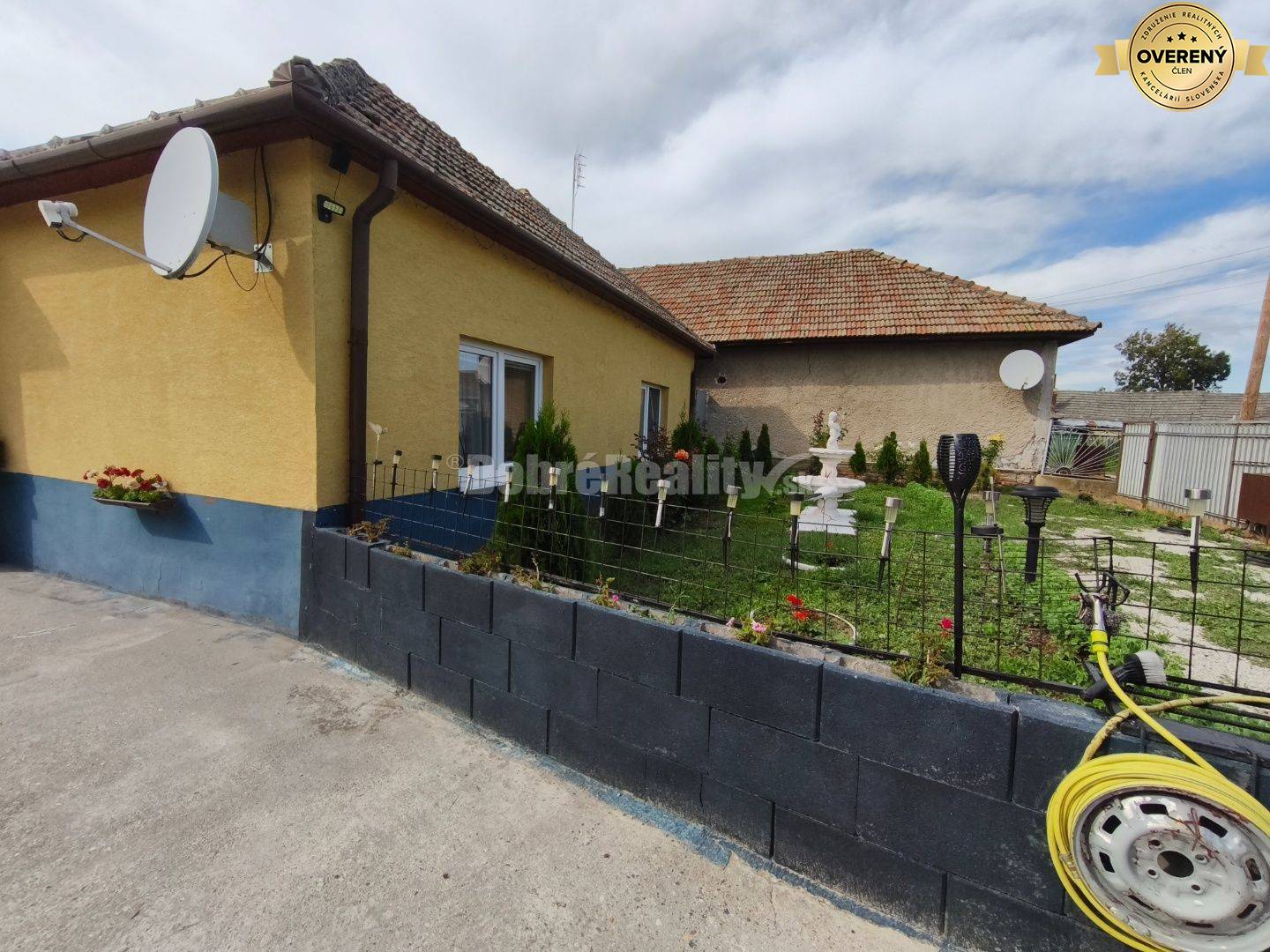 Zachovalý 3 izbový domček v Seliciach k okamžitému nasťahovaniu .