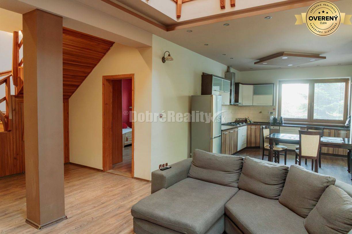 Ponúkame na predaj 2 rodinné domy na jednom pozemku v obci Dvory nad Ž