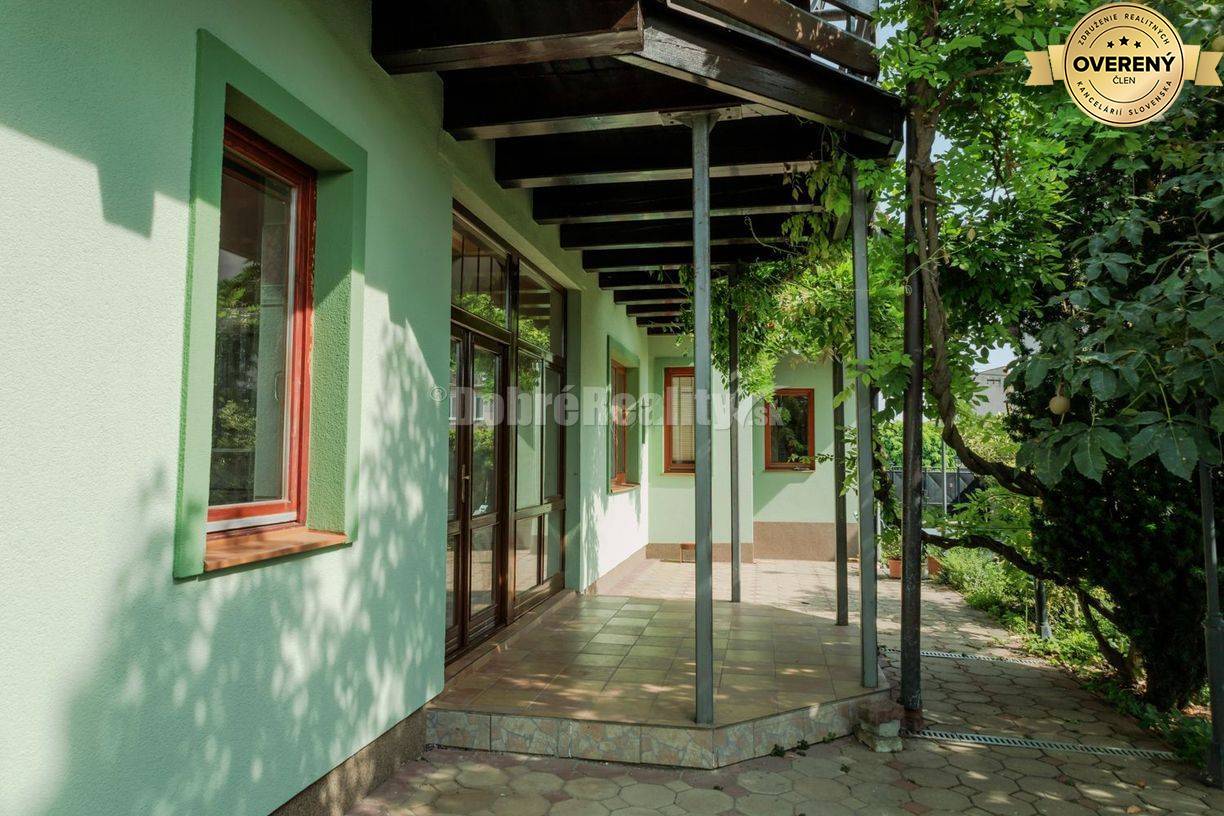 Ponúkame na predaj 2 rodinné domy na jednom pozemku v obci Dvory nad Ž