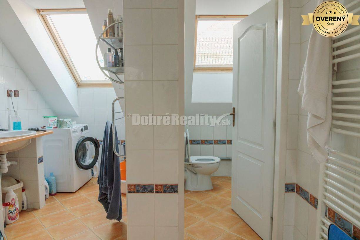 Ponúkame na predaj 2 rodinné domy na jednom pozemku v obci Dvory nad Ž