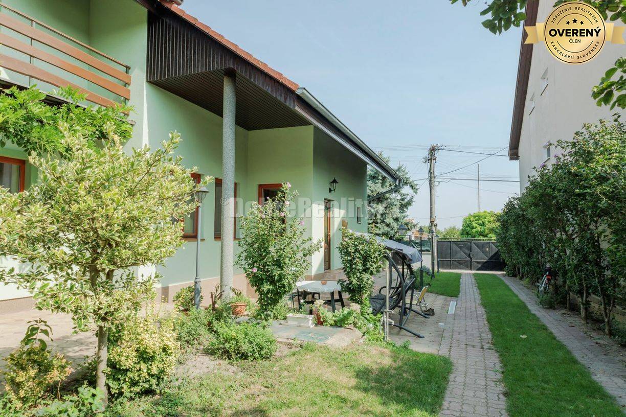 Ponúkame na predaj 2 rodinné domy na jednom pozemku v obci Dvory nad Ž