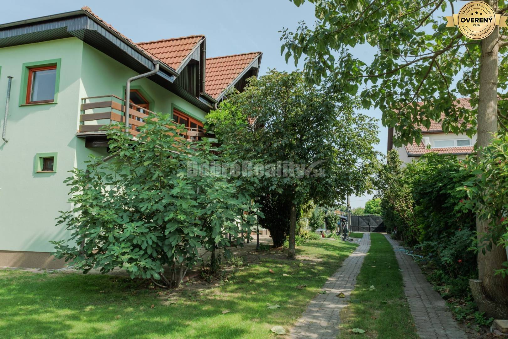 Ponúkame na predaj 2 rodinné domy na jednom pozemku v obci Dvory nad Ž