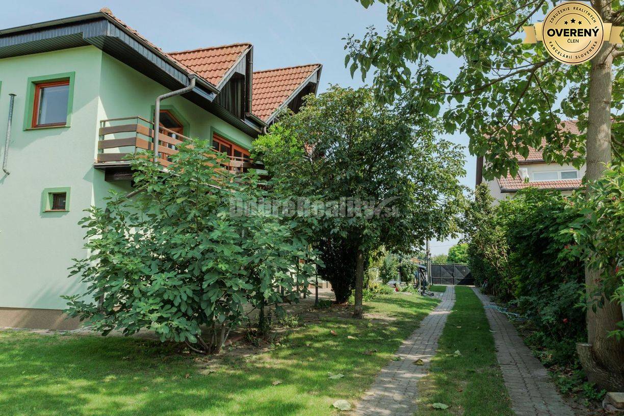 Ponúkame na predaj 2 rodinné domy na jednom pozemku v obci Dvory nad Ž