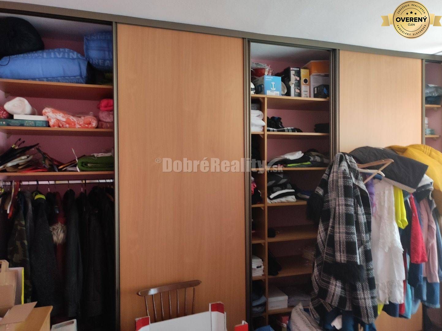 Dvojgeneračný RD v Ludaniciach, tichá ulica