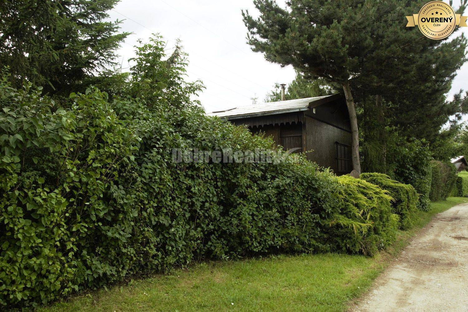 DOBRÉ REALITY - Sympatická rekreačná chatka so záhradou na predaj
