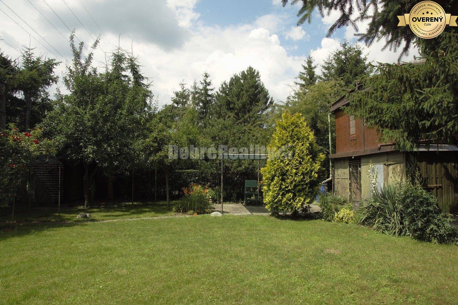 DOBRÉ REALITY - Sympatická rekreačná chatka so záhradou na predaj