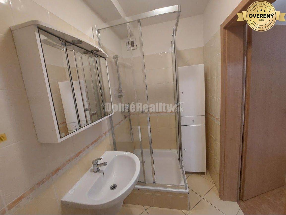 PRENÁJOM: 2 IZBOVÝ BYT S BALKÓNOM A PARKOVANÍM, CENTRUM