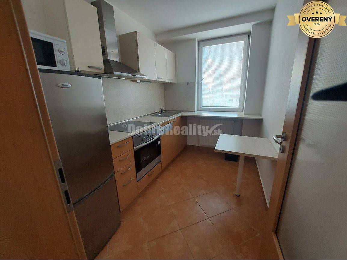 PRENÁJOM: 2 IZBOVÝ BYT S BALKÓNOM A PARKOVANÍM, CENTRUM