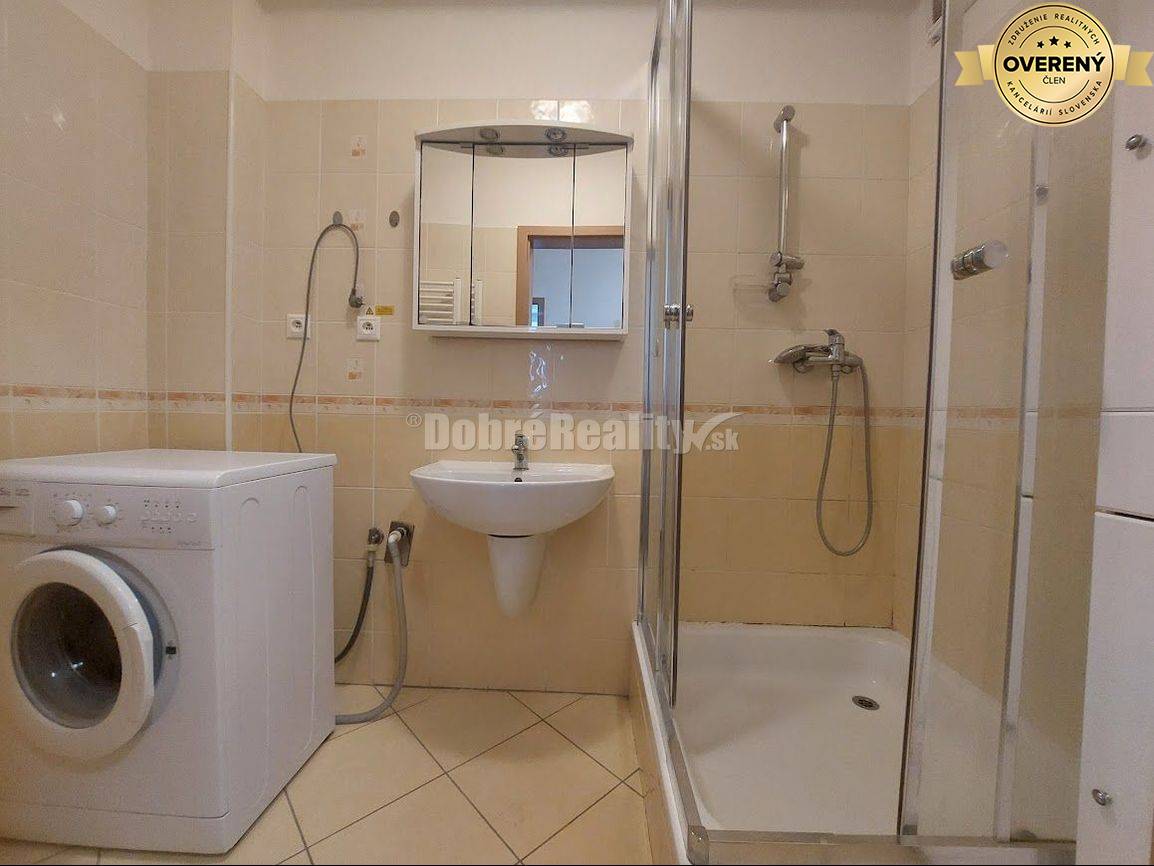 PRENÁJOM: 2 IZBOVÝ BYT S BALKÓNOM A PARKOVANÍM, CENTRUM