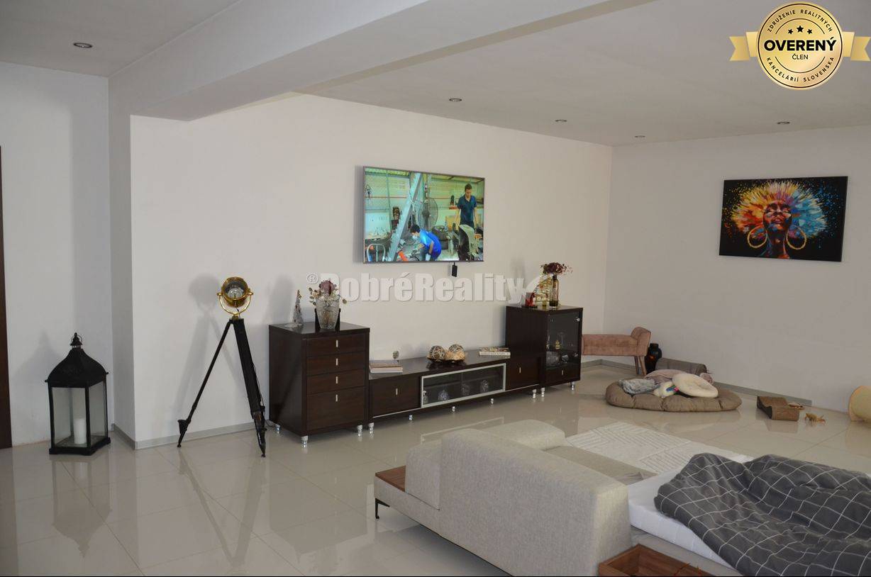 DOBRÉ REALITY - priestranný rodinný dom s veľkým pozemkom vo Veľkom H