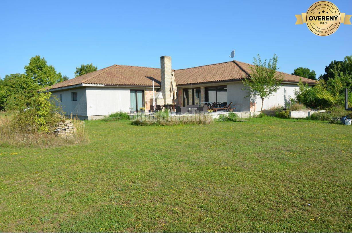 DOBRÉ REALITY - priestranný rodinný dom s veľkým pozemkom vo Veľkom H