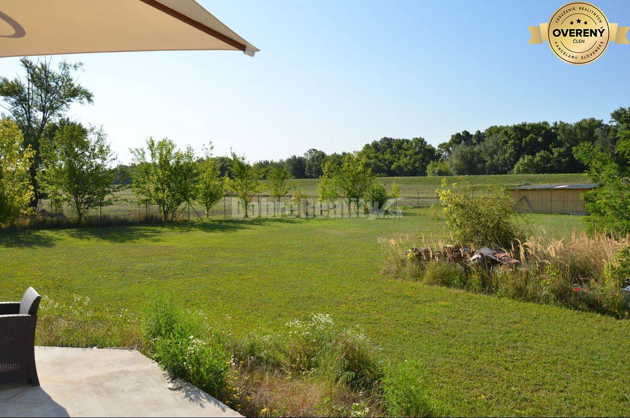 DOBRÉ REALITY - priestranný rodinný dom s veľkým pozemkom vo Veľkom H