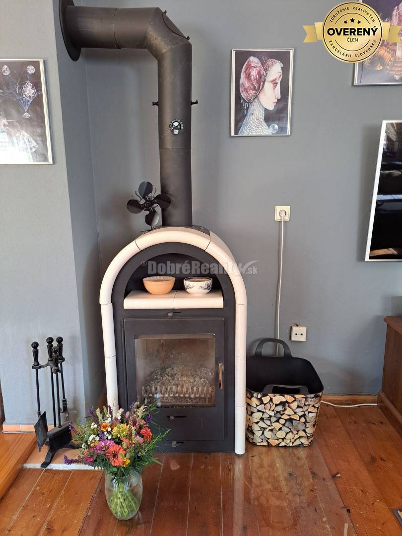 CENTRUM - priestranný dvojpodlažný dom- úžitková plocha 176m2, pozemok