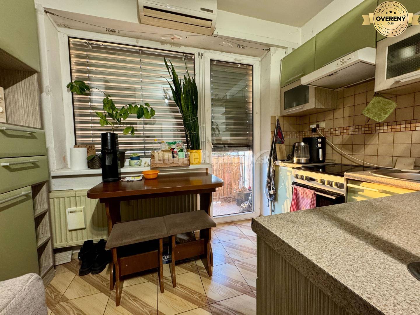 Dobré reality ponúkajú IBA U NÁS na predaj prerobený 2 izbový byt s ga