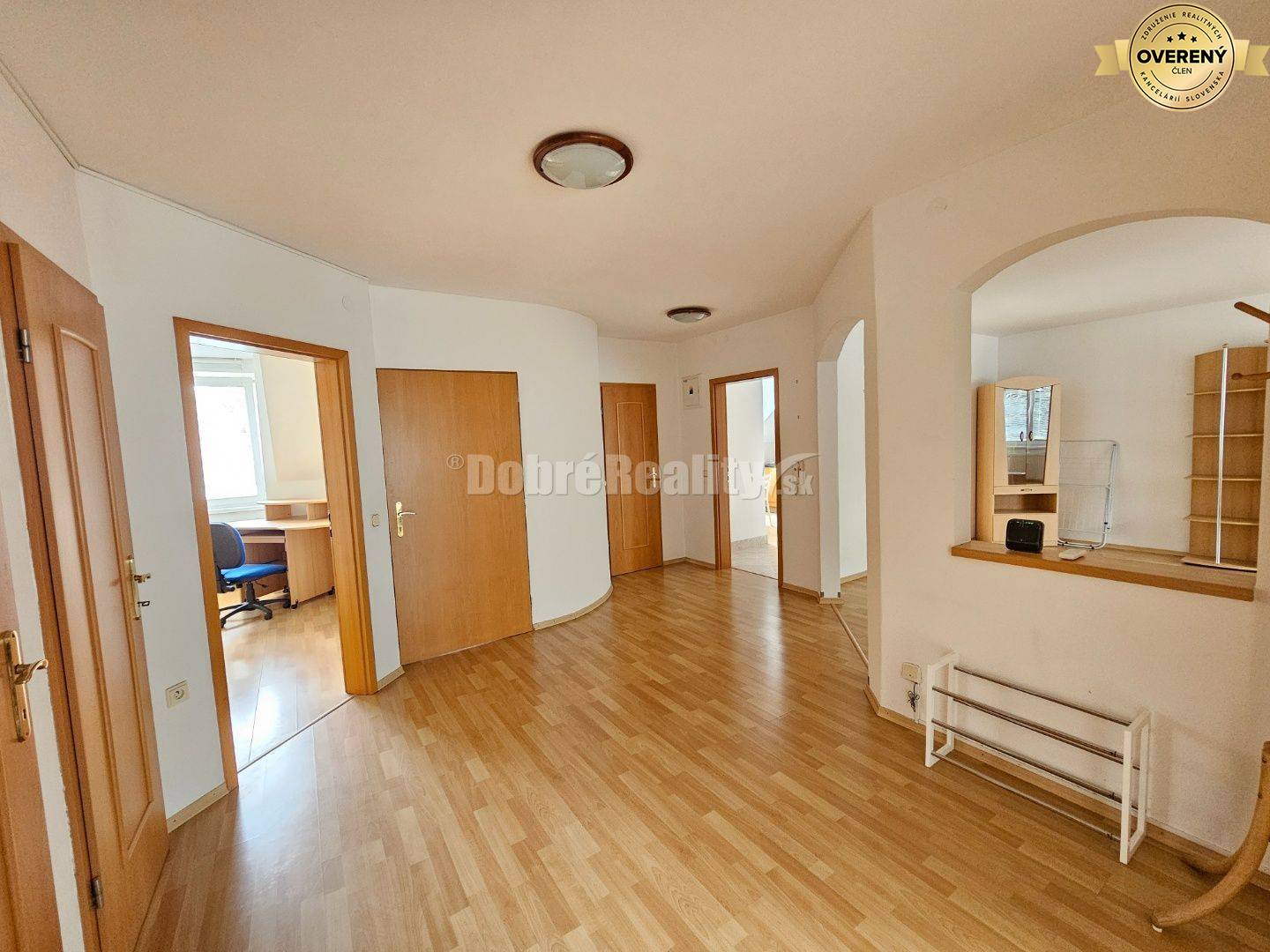 PRENÁJOM 4 izbového bytu v podkroví - centrum PIEŠŤANY