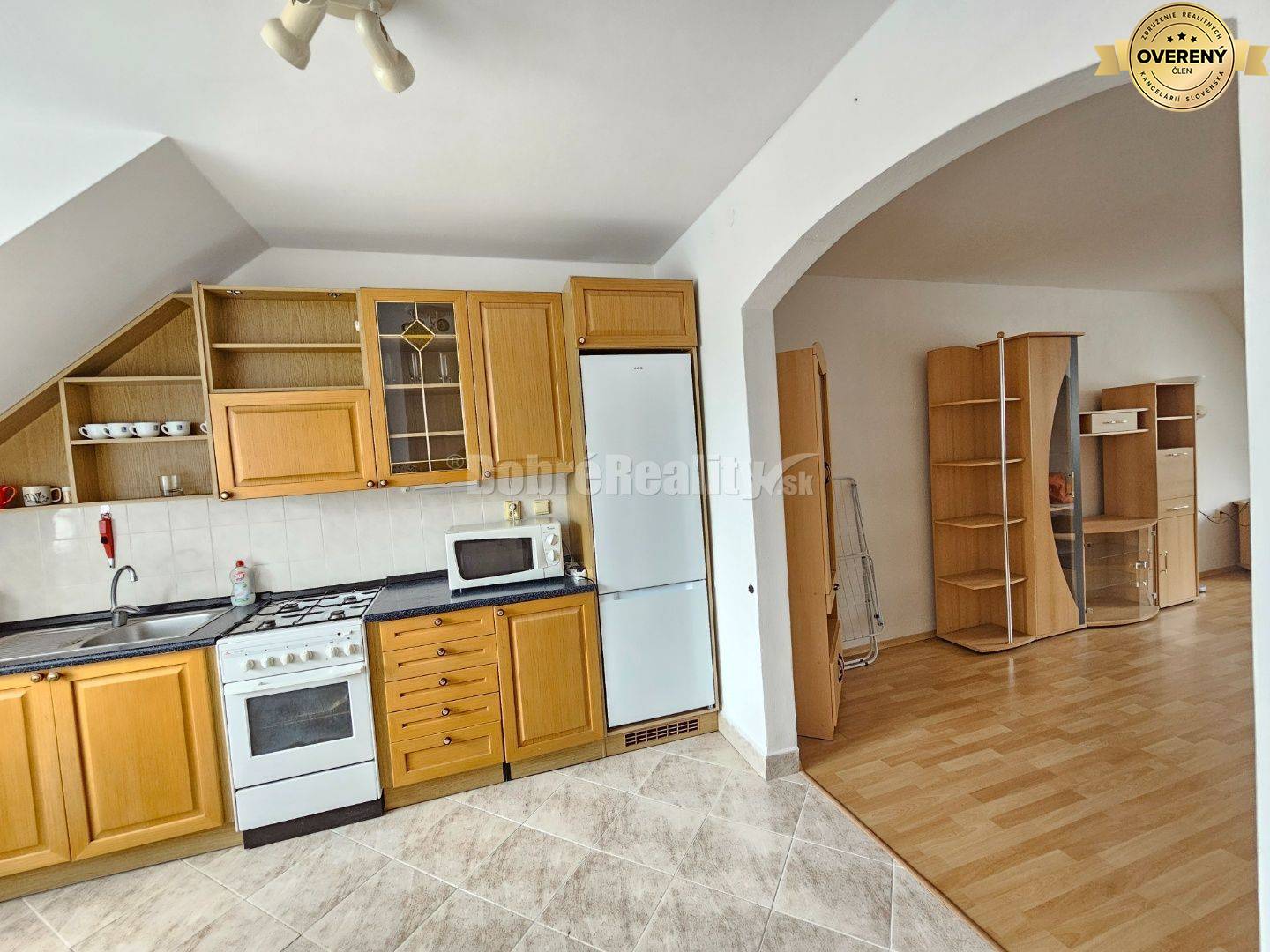 PRENÁJOM 4 izbového bytu v podkroví - centrum PIEŠŤANY