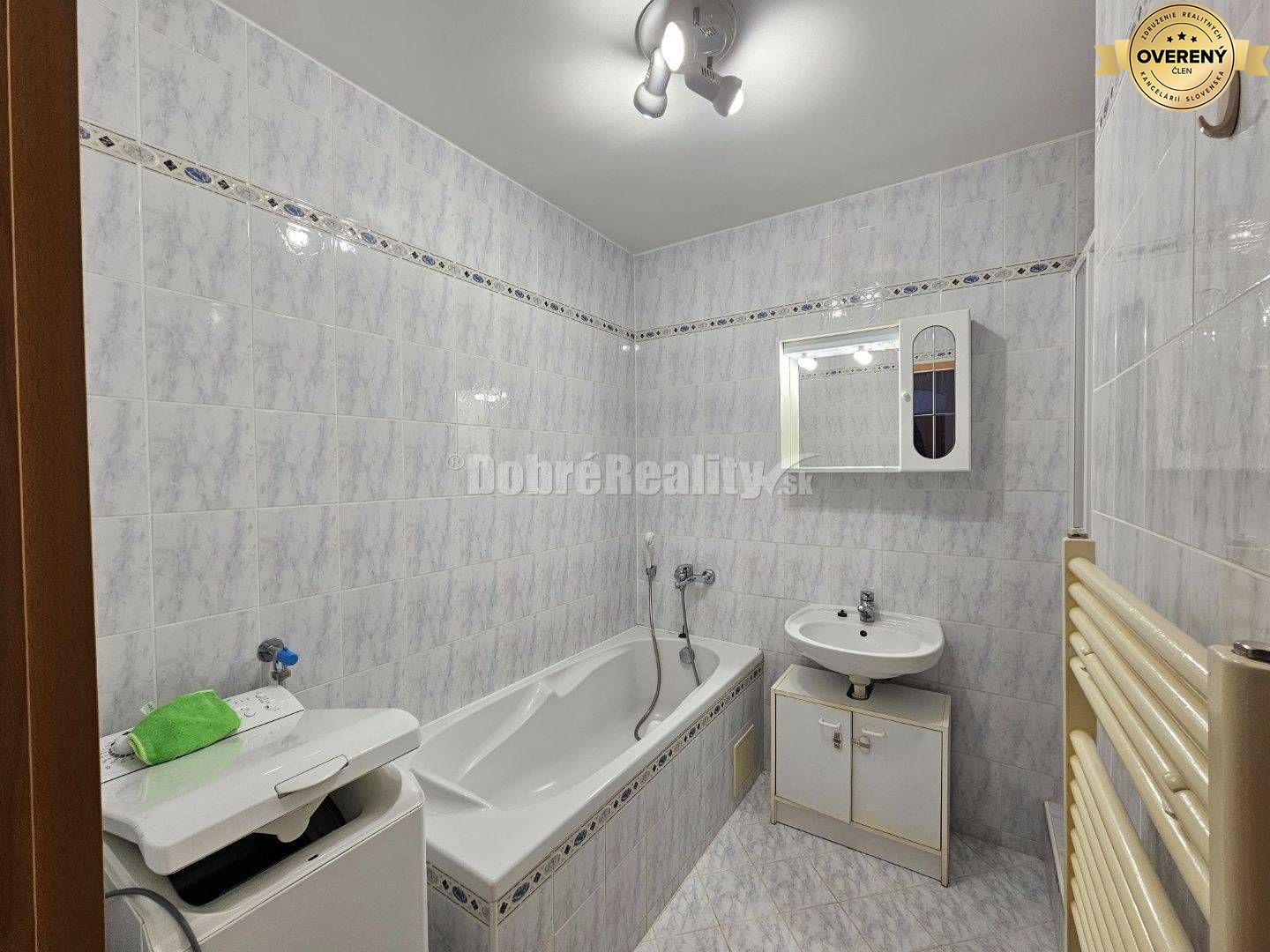 PRENÁJOM 4 izbového bytu v podkroví - centrum PIEŠŤANY