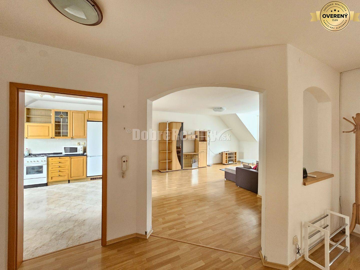 PRENÁJOM 4 izbového bytu v podkroví - centrum PIEŠŤANY