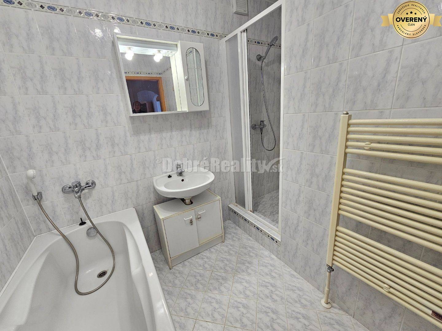 PRENÁJOM 4 izbového bytu v podkroví - centrum PIEŠŤANY