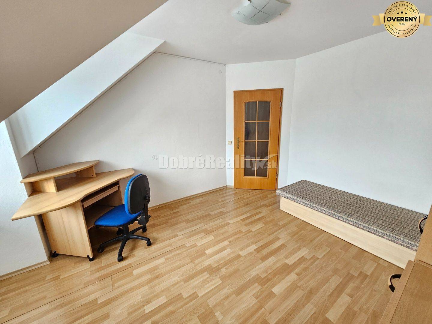 PRENÁJOM 4 izbového bytu v podkroví - centrum PIEŠŤANY