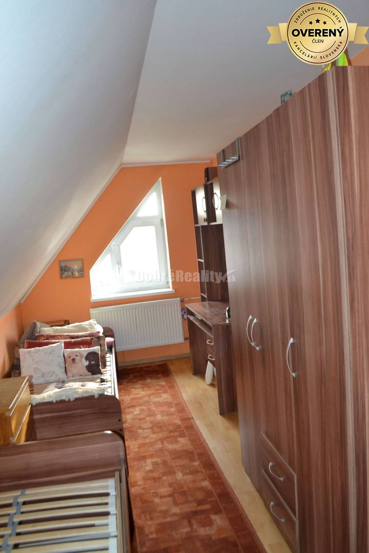 Dobré Reality ponúkajú na predaj priestranný 6 - izbový rodinný dom v