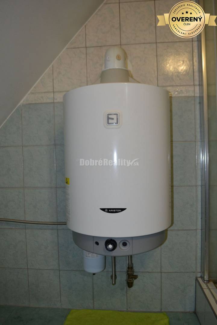 Dobré Reality ponúkajú na predaj priestranný 6 - izbový rodinný dom v