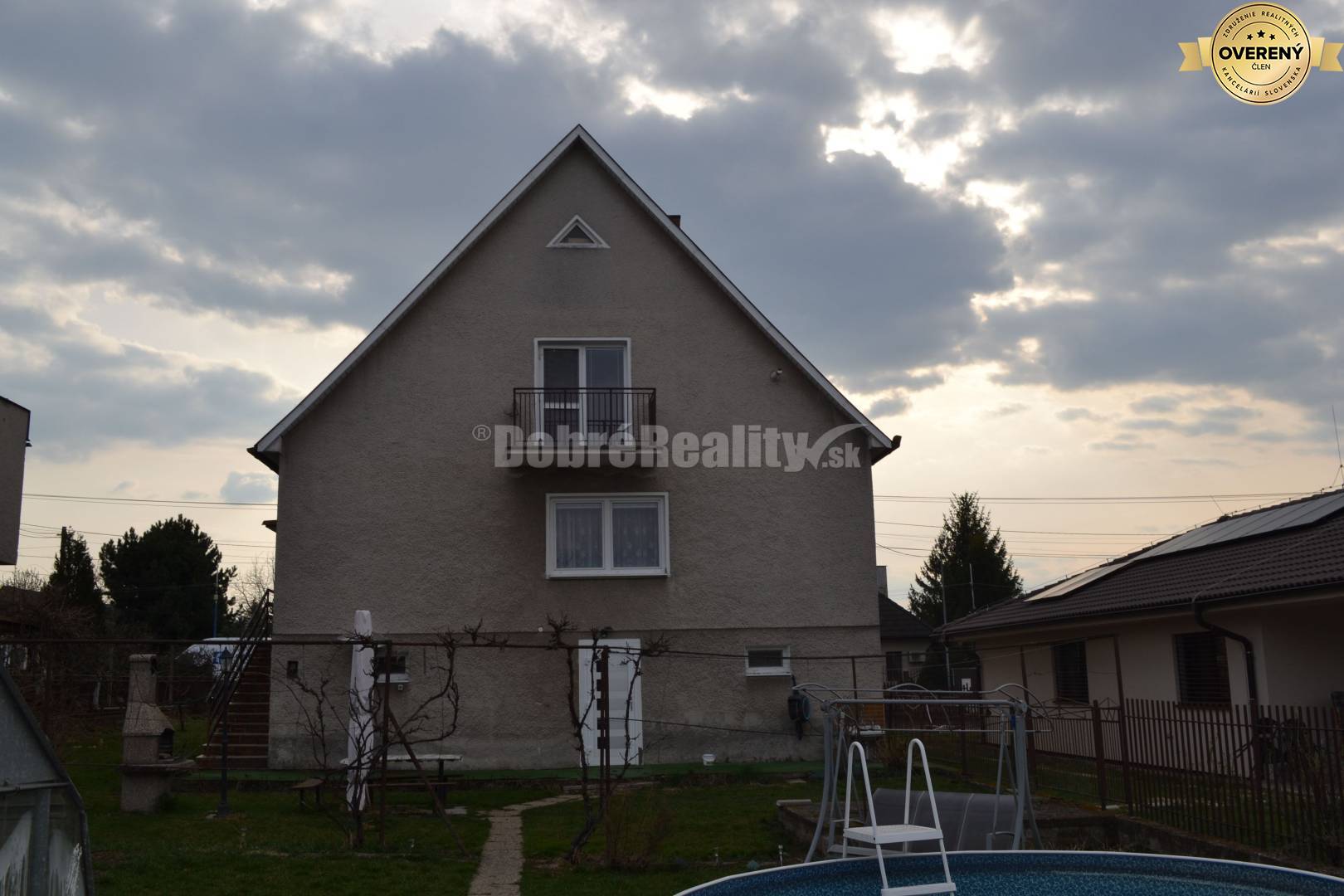 Dobré Reality ponúkajú na predaj priestranný 6 - izbový rodinný dom v