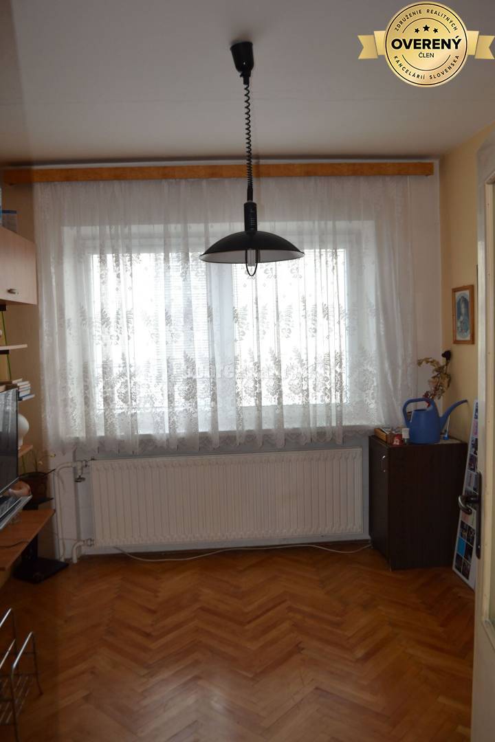 Dobré Reality ponúkajú na predaj priestranný 6 - izbový rodinný dom v