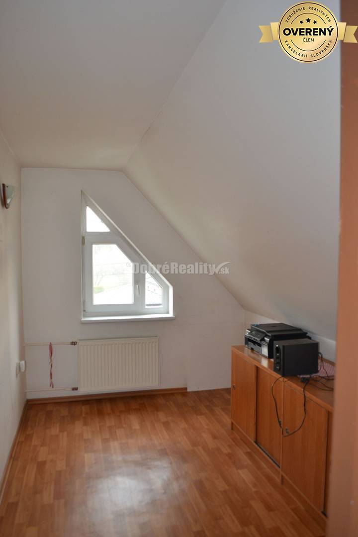 Dobré Reality ponúkajú na predaj priestranný 6 - izbový rodinný dom v