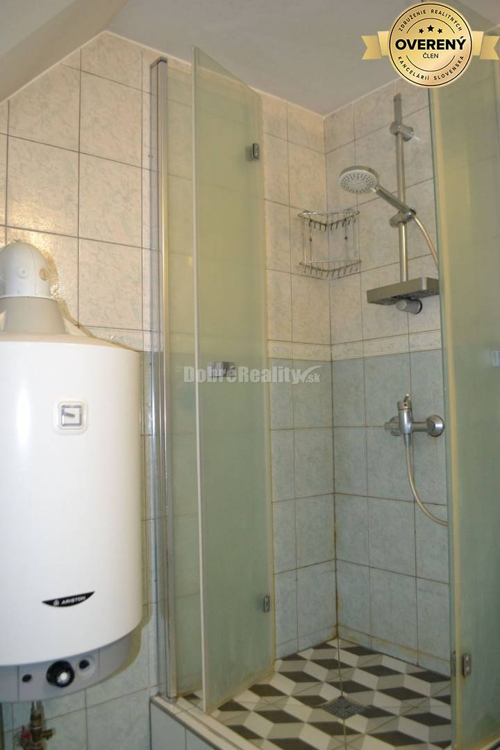 Dobré Reality ponúkajú na predaj priestranný 6 - izbový rodinný dom v