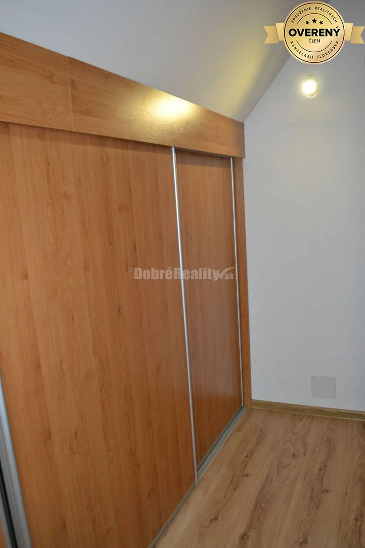 Dobré Reality ponúkajú na predaj priestranný 6 - izbový rodinný dom v