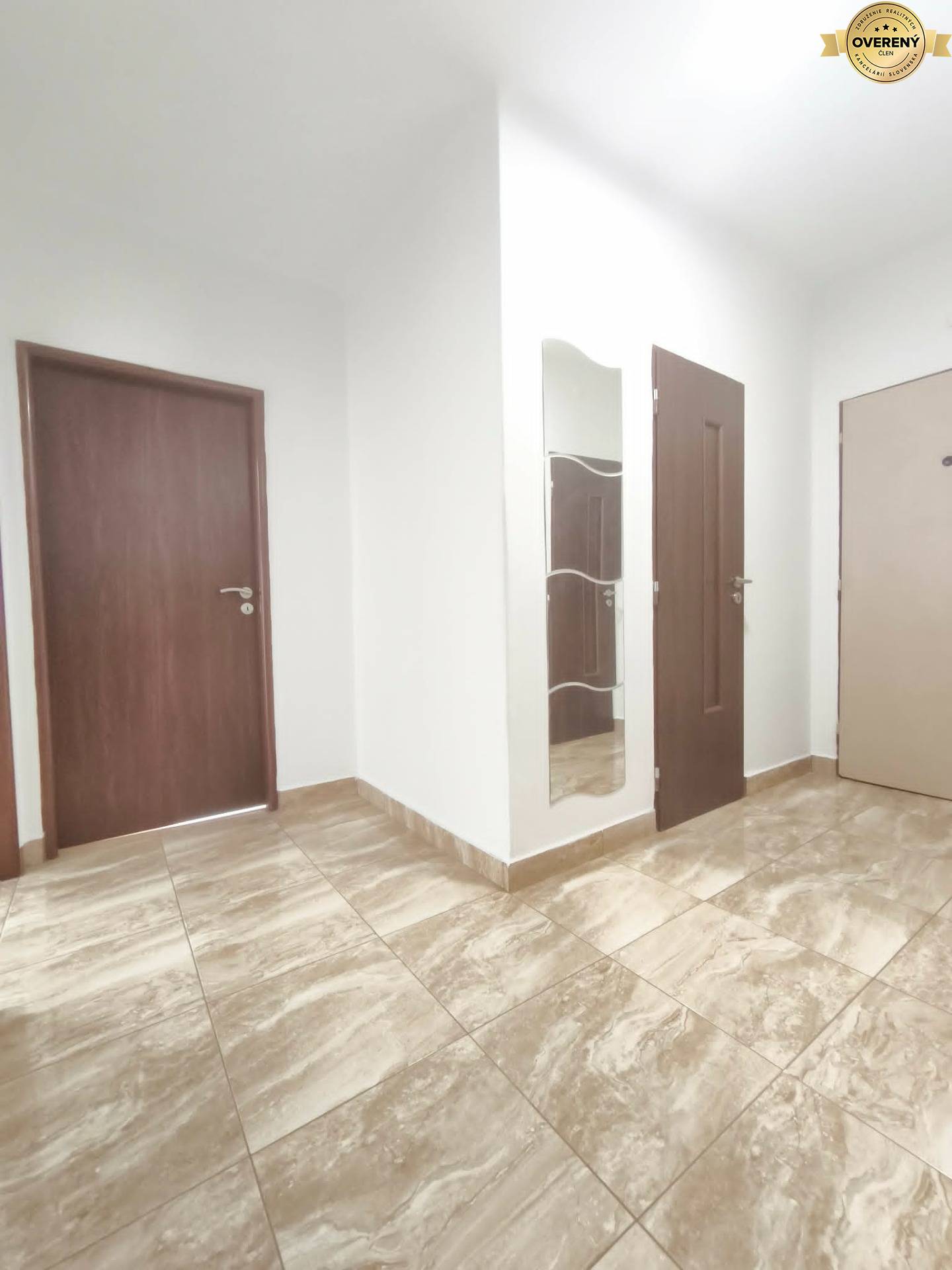 6d6b116b-6889-4217-bcc1-a233e4233179.jpg