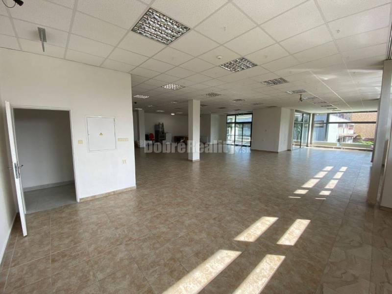 Na prenájom  pekný obchodný priestor o rozlohe 250m2 v Rimavskej Sobot