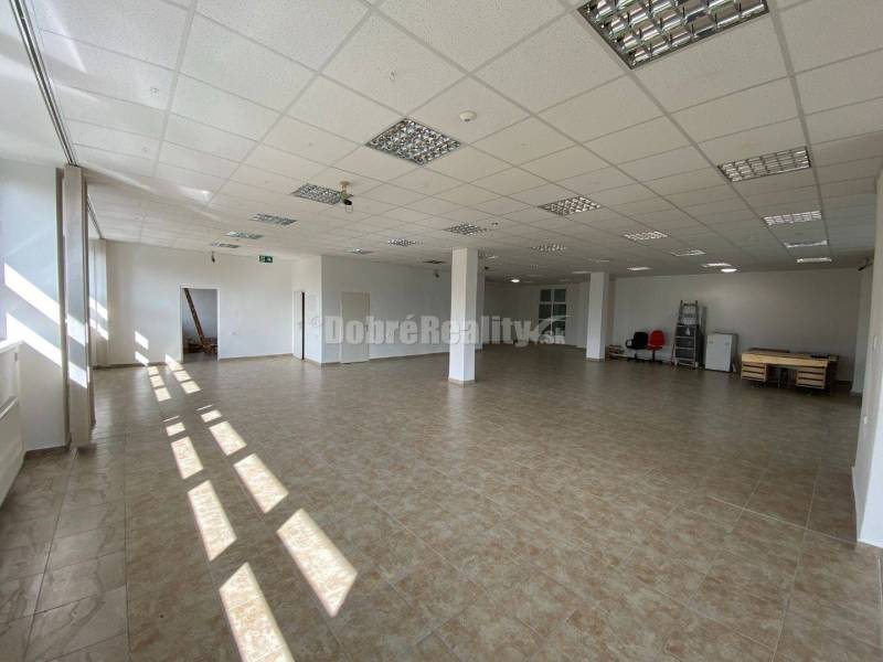 Na prenájom  pekný obchodný priestor o rozlohe 250m2 v Rimavskej Sobot