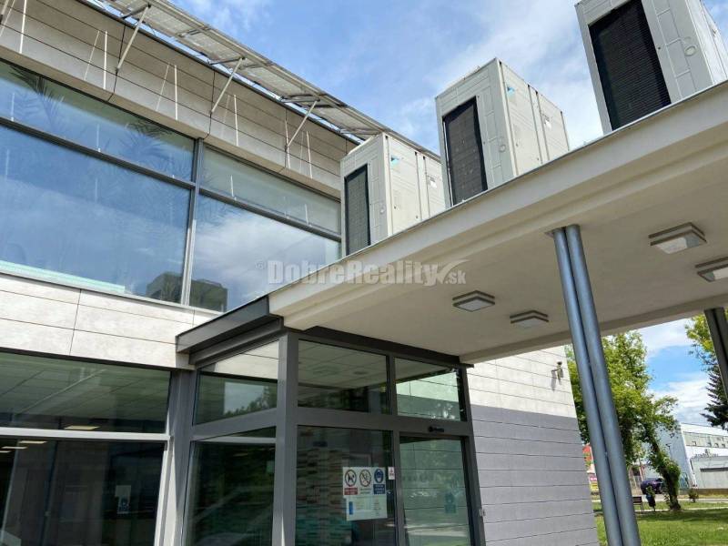 Na prenájom  pekný obchodný priestor o rozlohe 250m2 v Rimavskej Sobot