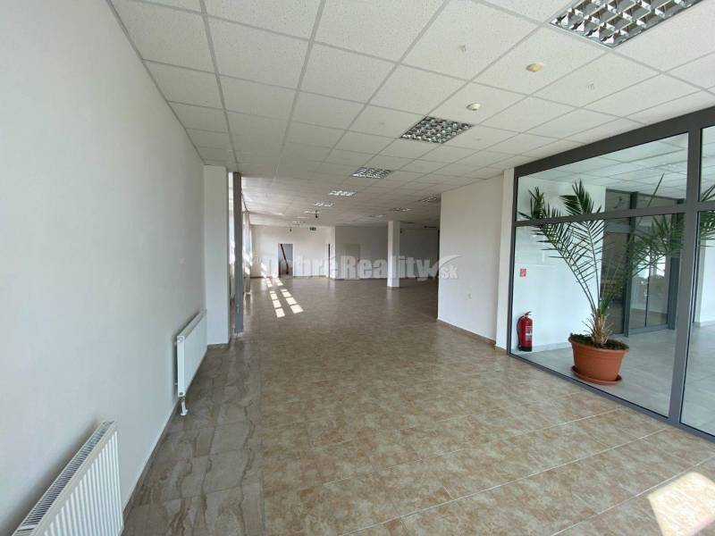 Na prenájom  pekný obchodný priestor o rozlohe 250m2 v Rimavskej Sobot