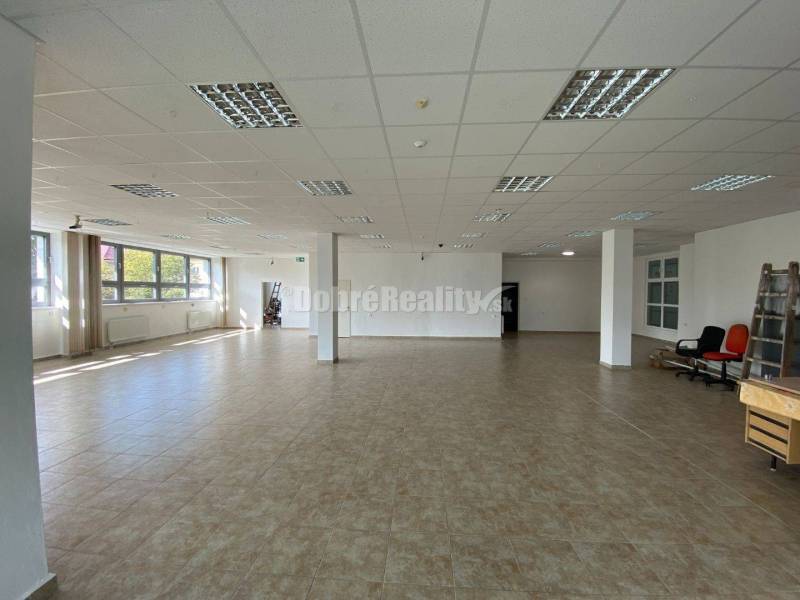 Na prenájom  pekný obchodný priestor o rozlohe 250m2 v Rimavskej Sobot
