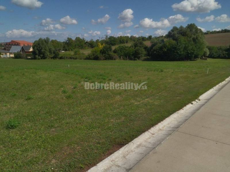 Exkluzívne , na predaj pozemok v obci Podhájska !