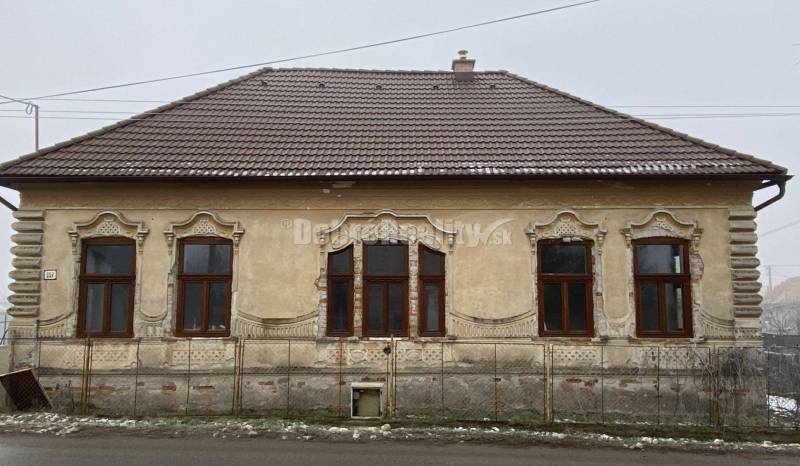 Na predaj veľký, starší rodinný dom v Rimavských Janovciach