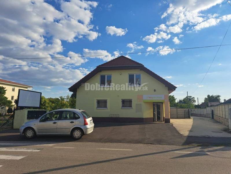 PREDAJ: Rodinný dom s predajňou v Dolných Janíkoch