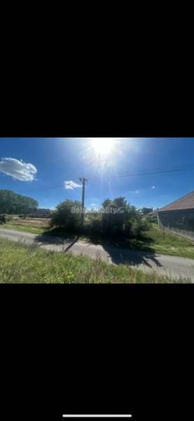 JEDINEČNÁ PONUKA! Upravený a slnečný pozemok na predaj. JEDINEČNÁ PONUKA! Upravený a slnečný pozemok na predaj.