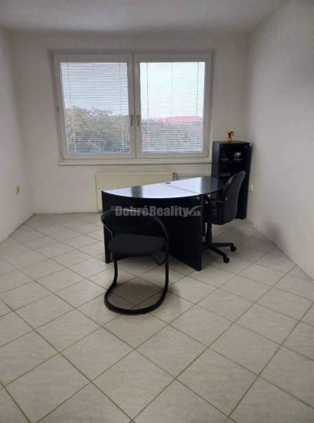 Ponúkame na prenájom kancelársky priestor v centre Nových Zámkov.